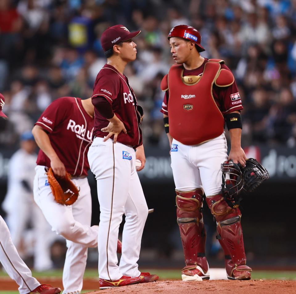 　２回、レイエスに逆転満塁本塁打を浴びるなど６失点し、降板を告げられ、ぼうぜんとする藤井（中央）＝撮影・中島達哉