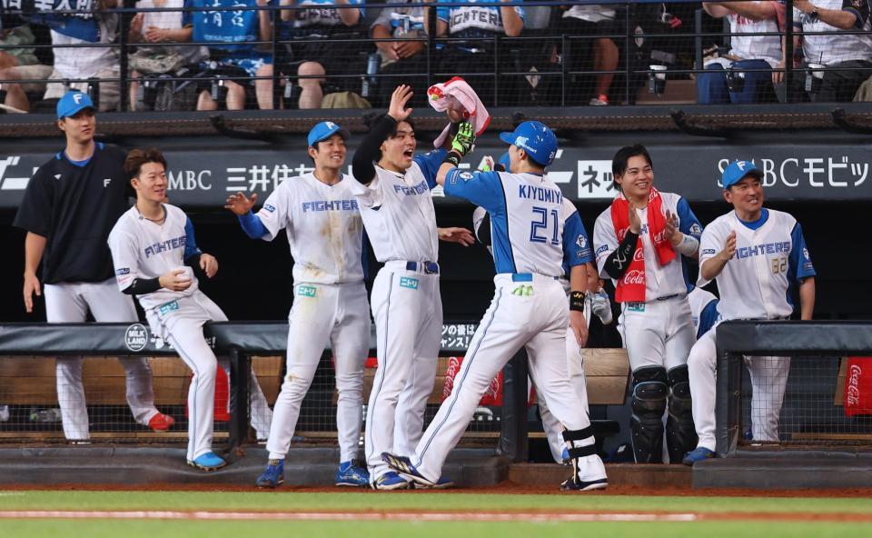 　７回、勝ち越し２ランを放ち、ナインに迎えられる清宮幸（中央右）＝撮影・中島達哉