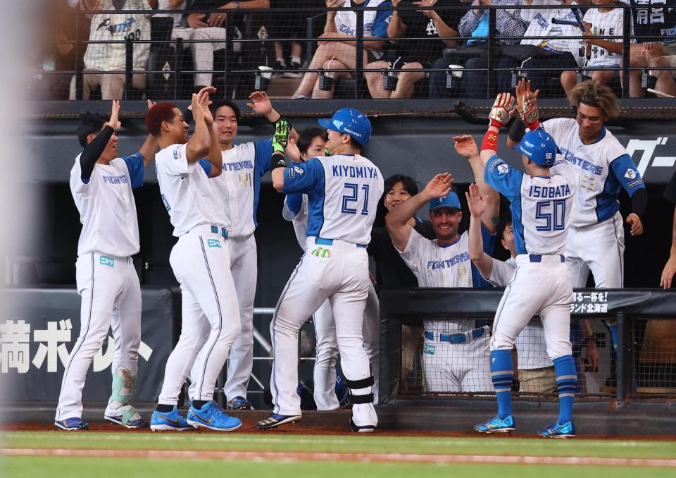 　７回、勝ち越し２ランを放ち、ナインに迎えられる清宮幸（中央）ら（撮影・中島達哉）