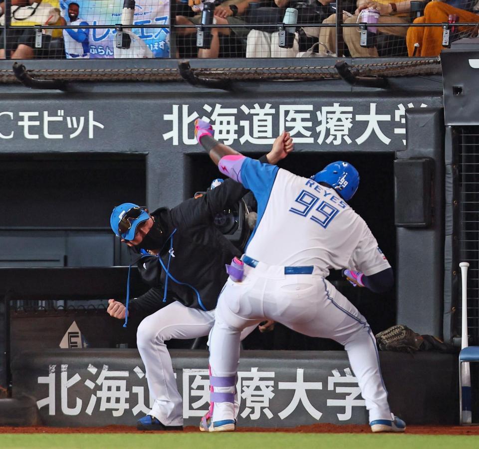 　２回、逆転満塁本塁打を放ったレイエス（右）とポーズを決める新庄監督（撮影・中島達哉）