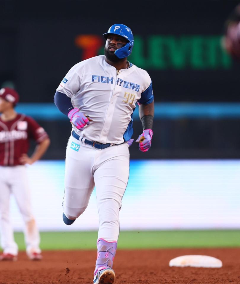 　２回、逆転満塁本塁打を放ち、ダイヤモンドを回るレイエス（撮影・中島達哉）