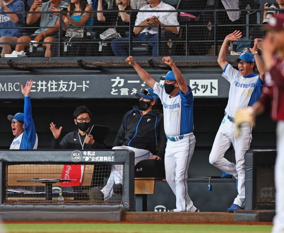 　２回、レイエスが逆転満塁本塁打を放ち、静かに見つめる新庄監督（中央）＝撮影・中島達哉