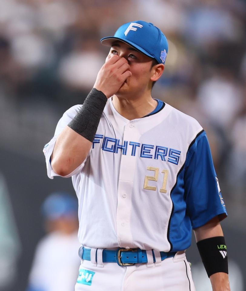 　２回、ゴンザレスの打球を一塁へ悪送球し、がっくりする清宮幸（撮影・中島達哉）