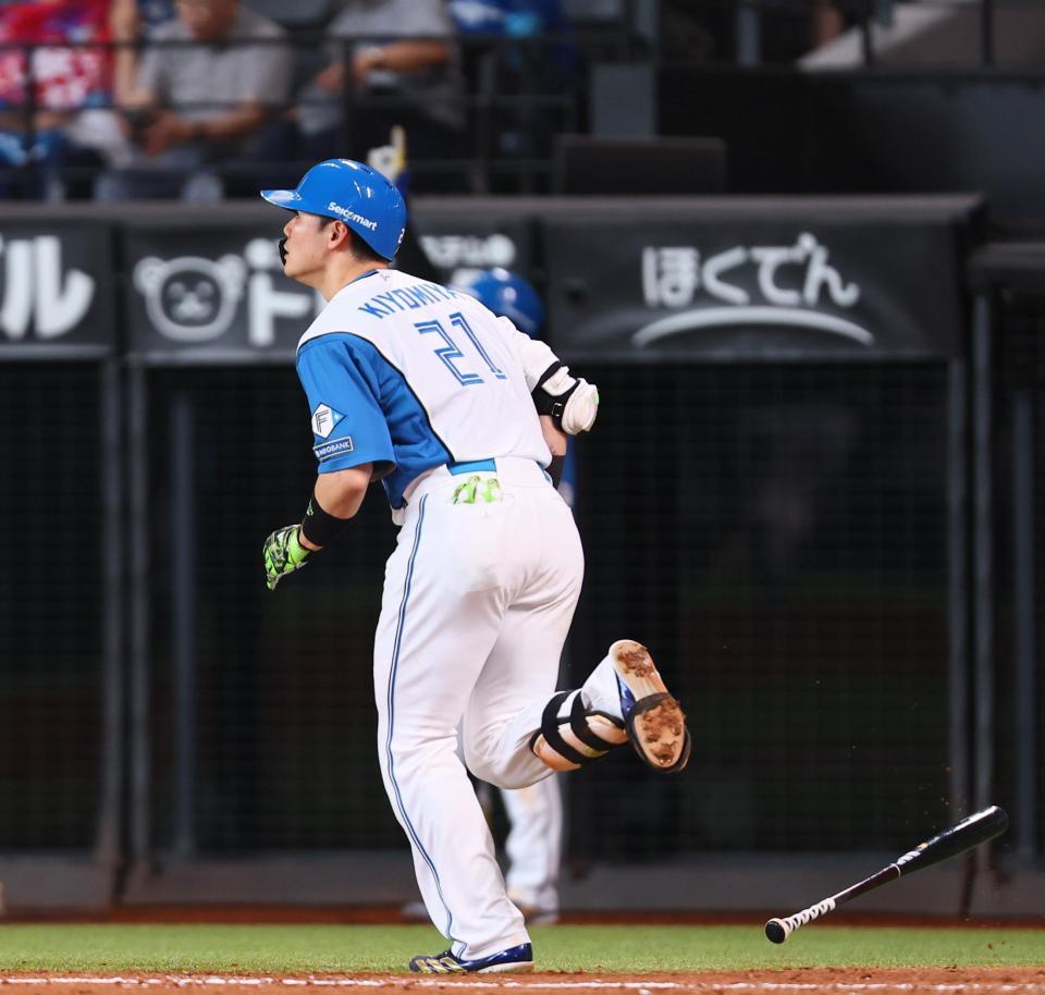 　７回、勝ち越し２ランを放つ清宮幸（撮影・中島達哉）