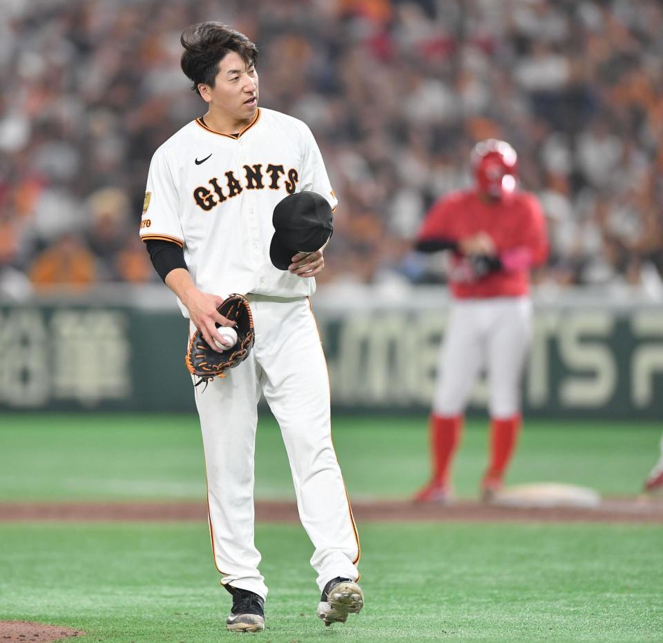 　９回、菊池（後方）に逆転の中前適時打を打たれた大勢（撮影・開出牧）