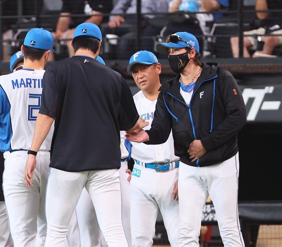 　楽天に３連勝し、ナインを迎える新庄監督（右）＝撮影・中島達哉