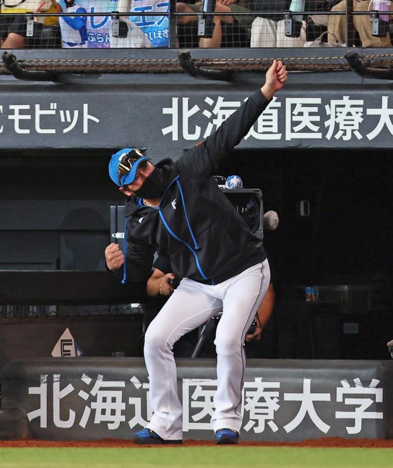 　２回、レイエスが逆転満塁本塁打を放ち、ポーズを決めて迎える新庄監督（撮影・中島達哉）