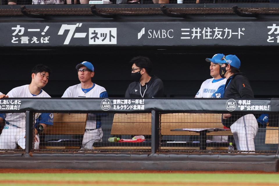 　８回、清宮幸（左）に声を掛ける新庄監督（右）＝撮影・中島達哉