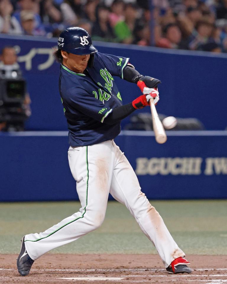 　５回、伊藤が左中間に適時二塁打を放つ