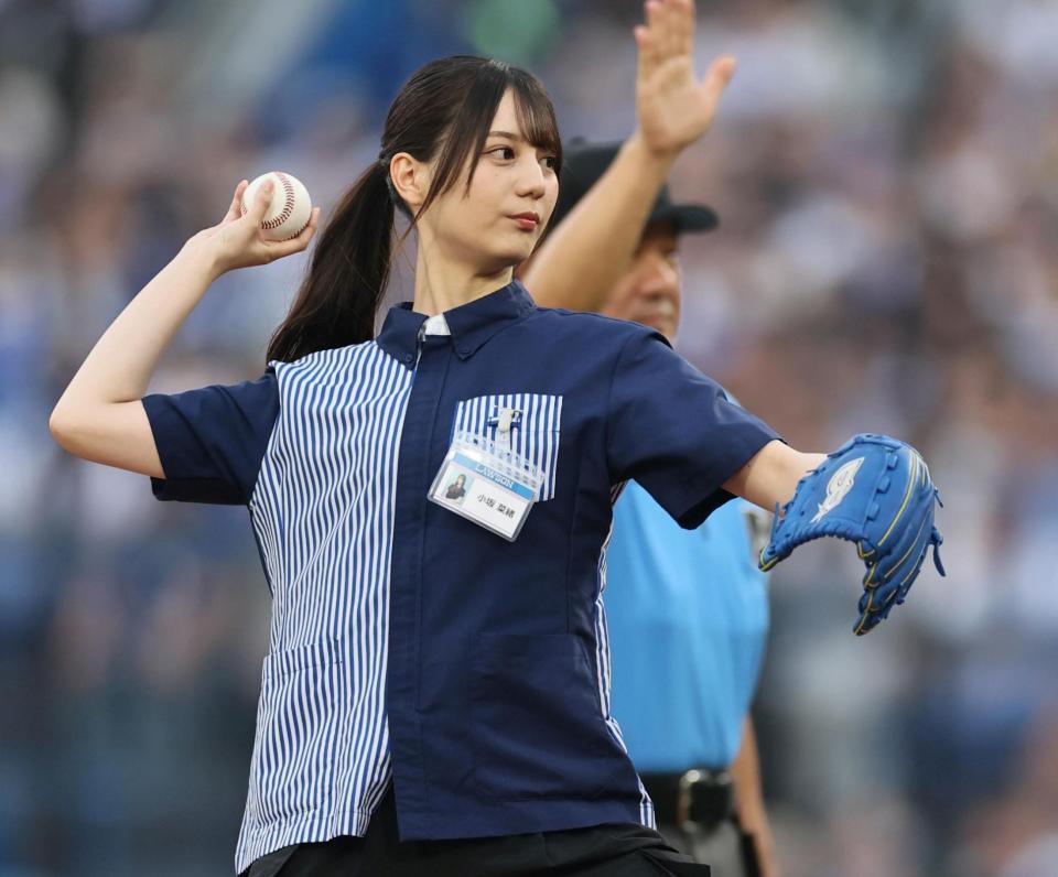 　始球式をする日向坂４６の小坂菜緒（撮影・田中太一）