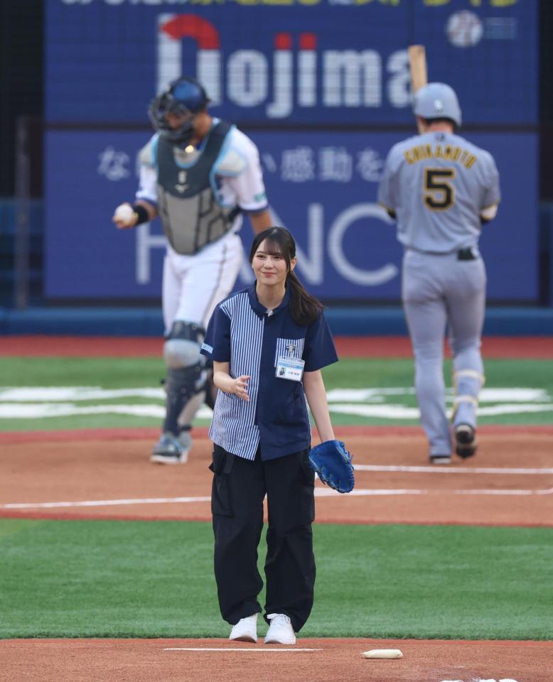 　始球式を務める日向坂４６・小坂菜緒（撮影・金田祐二）