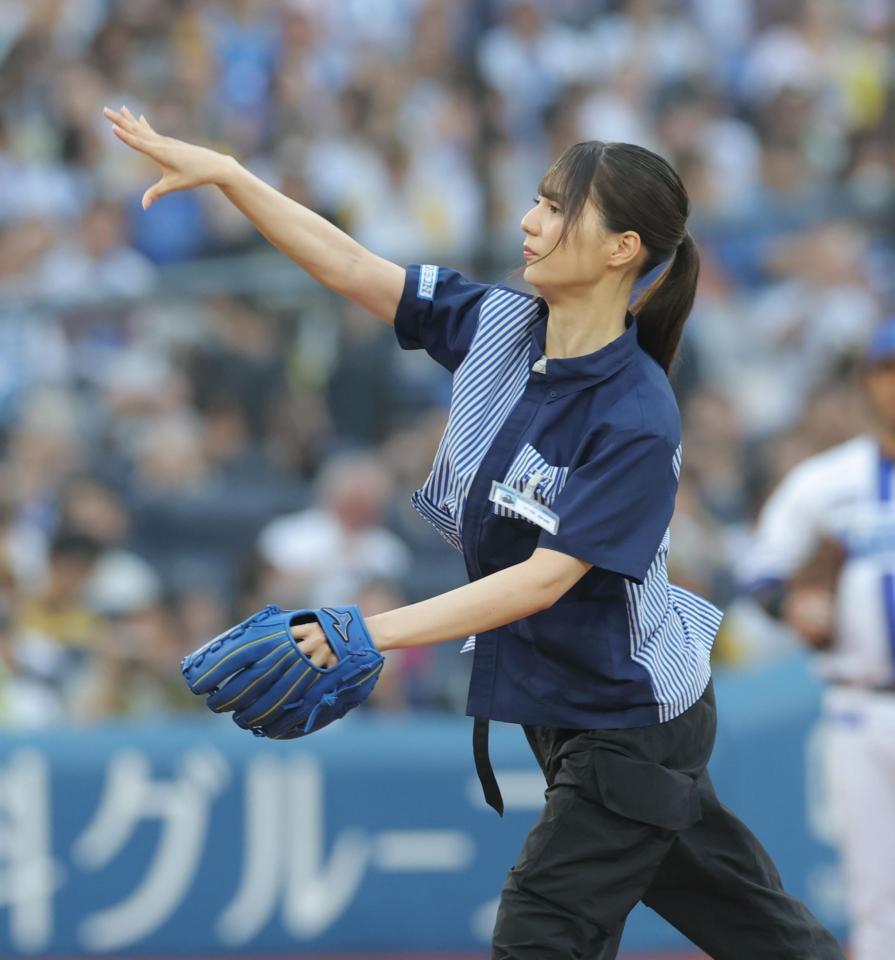 　ＤｅＮＡ対阪神戦で始球式を行う日向坂４６・小坂菜緒（撮影・西岡正）