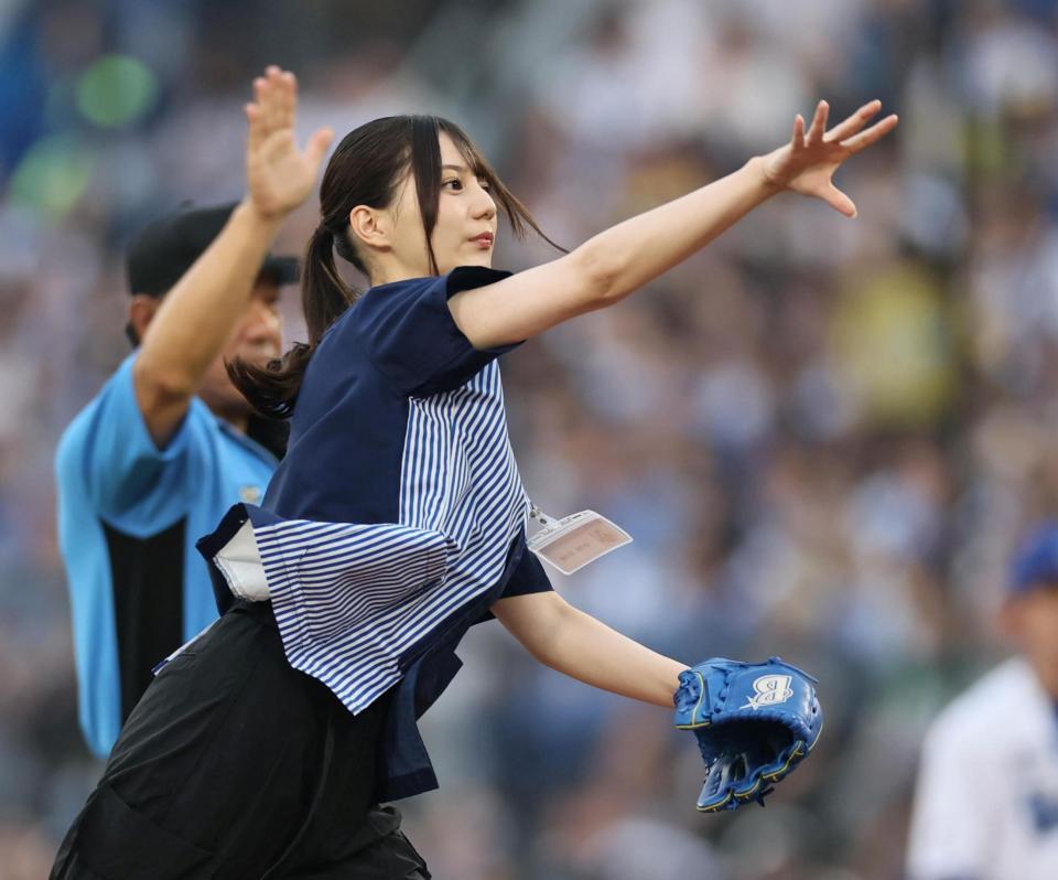 　始球式をする日向坂４６の小坂菜緒（撮影・田中太一）