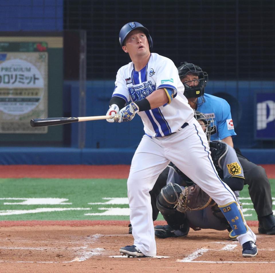 　２回、左越えソロを放つ牧（撮影・金田祐二）