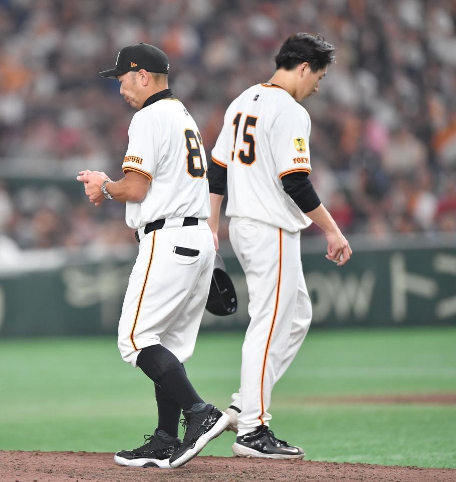 　９回、菊池に逆転の中前適時打を打たれ降板した大勢（右）と投手交代を告げた阿部監督（撮影・開出牧）
