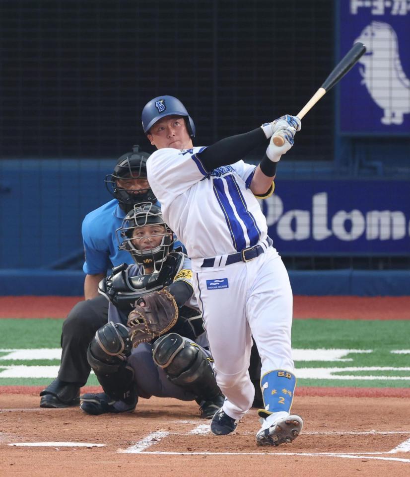 　２回、左越えソロを放つ牧（撮影・金田祐二）