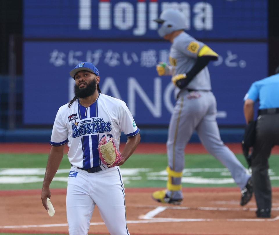 　１回、森下に先制２ランを浴び厳しい表情のジャクソン（撮影・金田祐二）