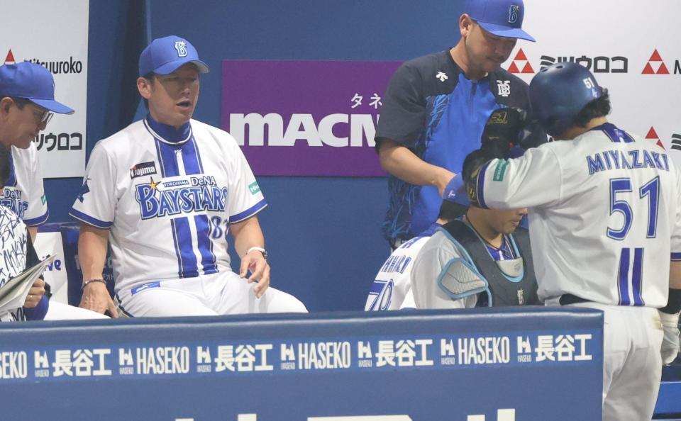 　６回、宮崎が空振り三振に倒れ厳しい表情の三浦監督（撮影・金田祐二）