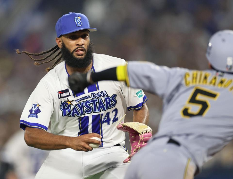 　５回、三走・近本を追うジャクソン（撮影・田中太一）