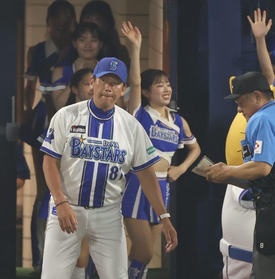 　選手交代を告げ厳しい表情の三浦監督（撮影・金田祐二）