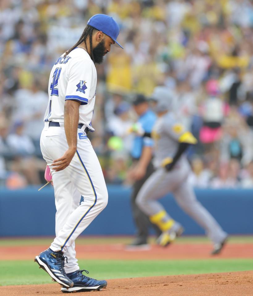 　１回、森下（右）に先制２ランを浴びたジャクソン（撮影・西岡正）