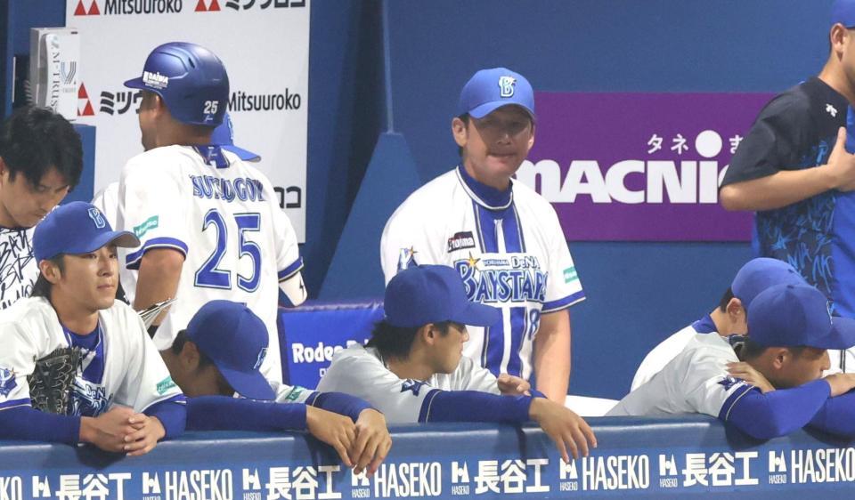 　６回、代打・筒香が見逃し三振に倒れ厳しい表情の三浦監督（撮影・金田祐二）