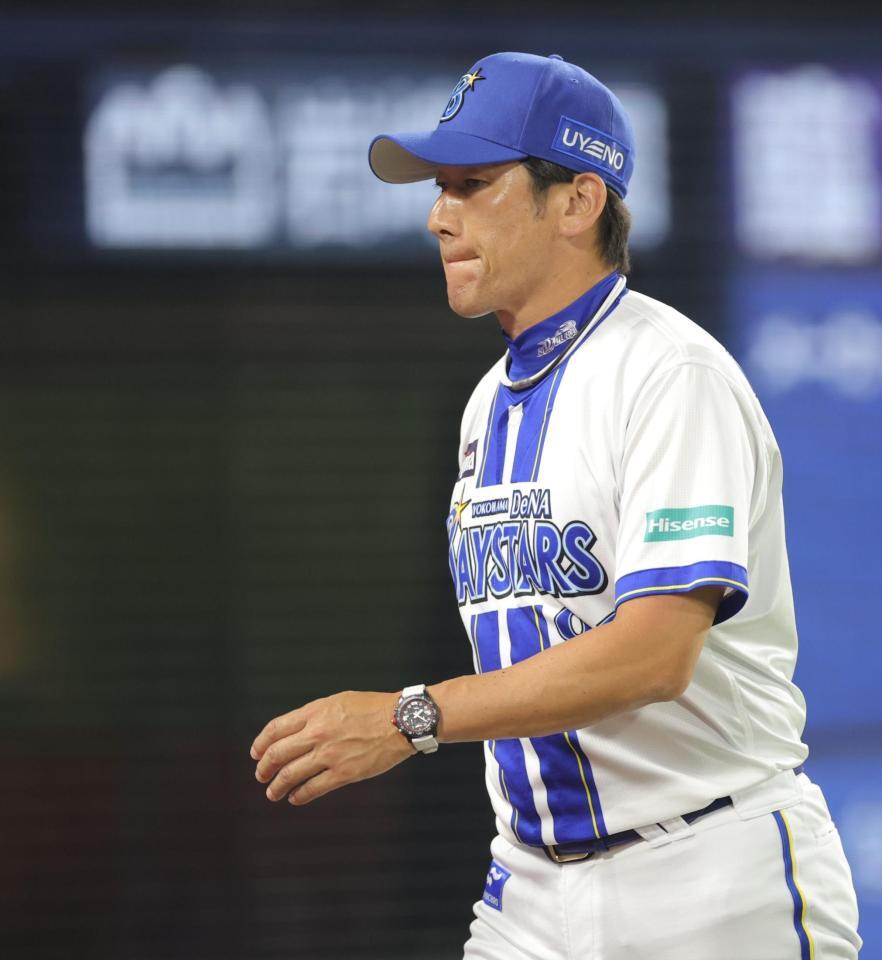　７回、投手交代を告げ、ベンチへ戻る三浦監督（撮影・西岡正）