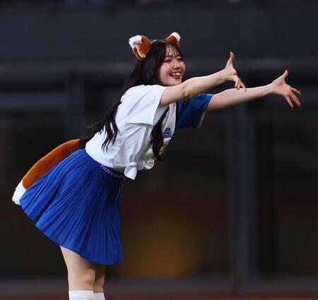 　きつねダンスを踊る鈴木愛理（撮影・中島達哉）