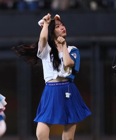 　きつねダンスを踊る鈴木愛理（撮影・中島達哉）