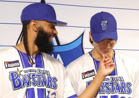 　監督選抜選手会見で入江（右）のあごを触り、髭をチェックするジャクソン（撮影・西岡正）