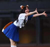 　きつねダンスを踊る鈴木愛理（撮影・中島達哉）