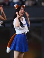 　きつねダンスを踊る鈴木愛理（撮影・中島達哉）