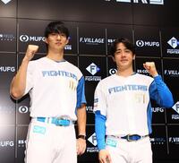 　監督推薦でオールスター出場が決まり、ガッツポーズで記念撮影に応じる達（左）と北山（撮影・中島達哉）