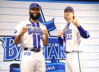 　オールスターに監督選抜で出場が決まり、ファイティングポーズを披露するジャクソン（左）と入江（撮影・西岡正）