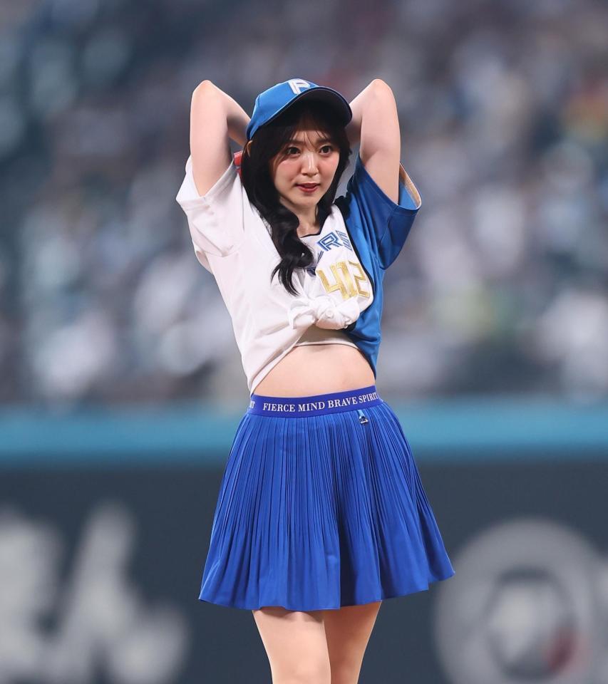 　６日のファーストピッチセレモニーで投球する鈴木愛理（撮影・中島達哉）