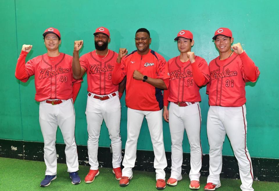 　監督推薦でオールスター出場を決めフェリシアーノ通訳（中央）と共にガッツポーズを決める広島の（左から）島内、ファビアン、森浦、坂倉（撮影・開出牧）