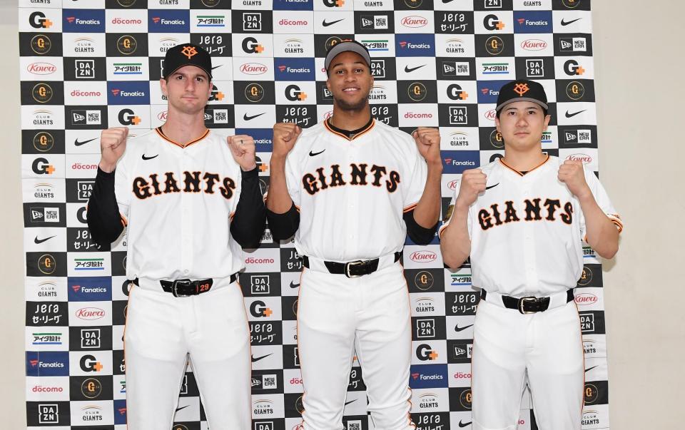 　監督推薦でオールスター出場が決まりガッツポーズの（左から）グリフィン、マルティネス、泉口（撮影・開出牧）