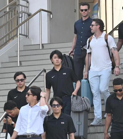 　中日戦を前に山形県に到着した西舘（中央）ら巨人ナイン