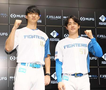 　監督選抜で球宴出場が決まり、ガッツポーズの達（左）と北山（撮影・中島達哉）