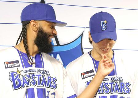 　会見中に入江（右）のあごひげをチェックするジャクソン（撮影・西岡正）