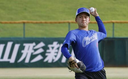 　キャッチボールで調整する金丸