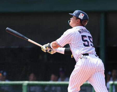 　４回、右飛を放つ村上（撮影・金田祐二）