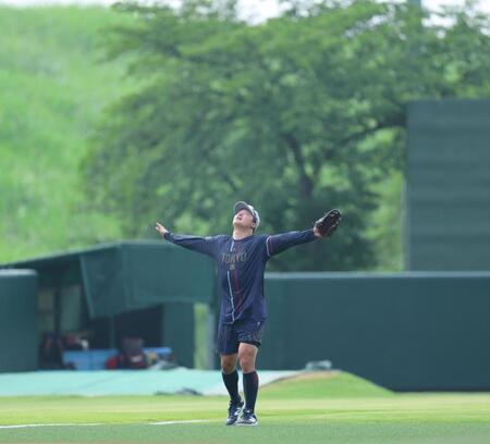 　守備練習で飛球を追う村上（撮影・金田祐二）