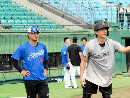 　佐藤と会話する小林