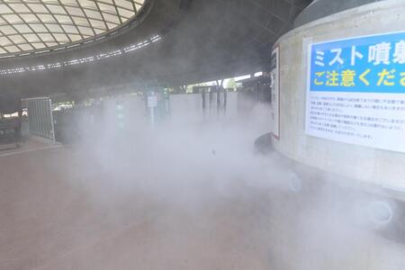 　ベルーナドームのメインコンコースに設置されたミスト噴射設備（撮影・持木克友）