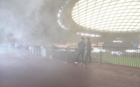 　ベルーナドームのメインコンコースに設置されたミスト噴射設備（撮影・持木克友）
