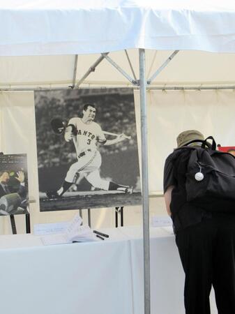 　球場入り口付近に設置された長嶋茂雄さんの追悼記帳所