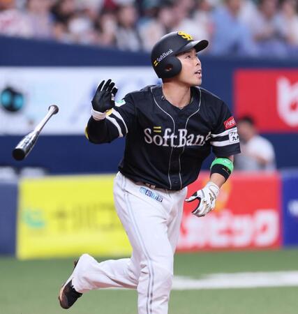 　３回、右翼スタンドへ先制の満塁本塁打を放つ近藤（撮影・立川洋一郎）