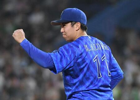 　４回、オスナを併殺打に仕留め、内野手を称える東（撮影・佐藤厚）