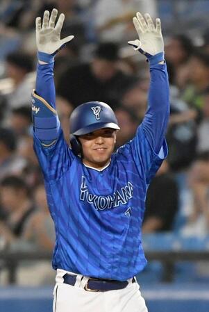 　４回、東は中前適時打を放ち、ベンチに向かいガッツポーズ（撮影・佐藤厚）